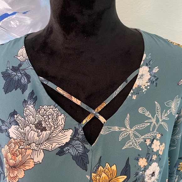 Floral knotted teal blouse - Picture 7 of 12